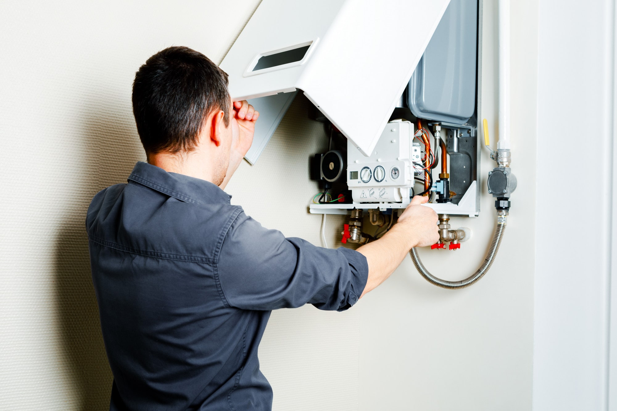 repair-gas-boiler-min Installation entretien et dépannage de plomberie et chauffe-eau : À l'Eau Flo, plombier chauffagiste
